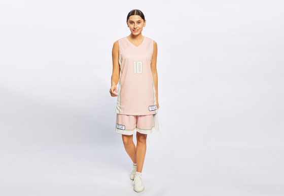 Баскетбольная форма реверсивная, горловина V-образная, проймы и горловина обработаны планкой из рибаны, 44(S)w. Ложная сетка 135 гр.кв.м.